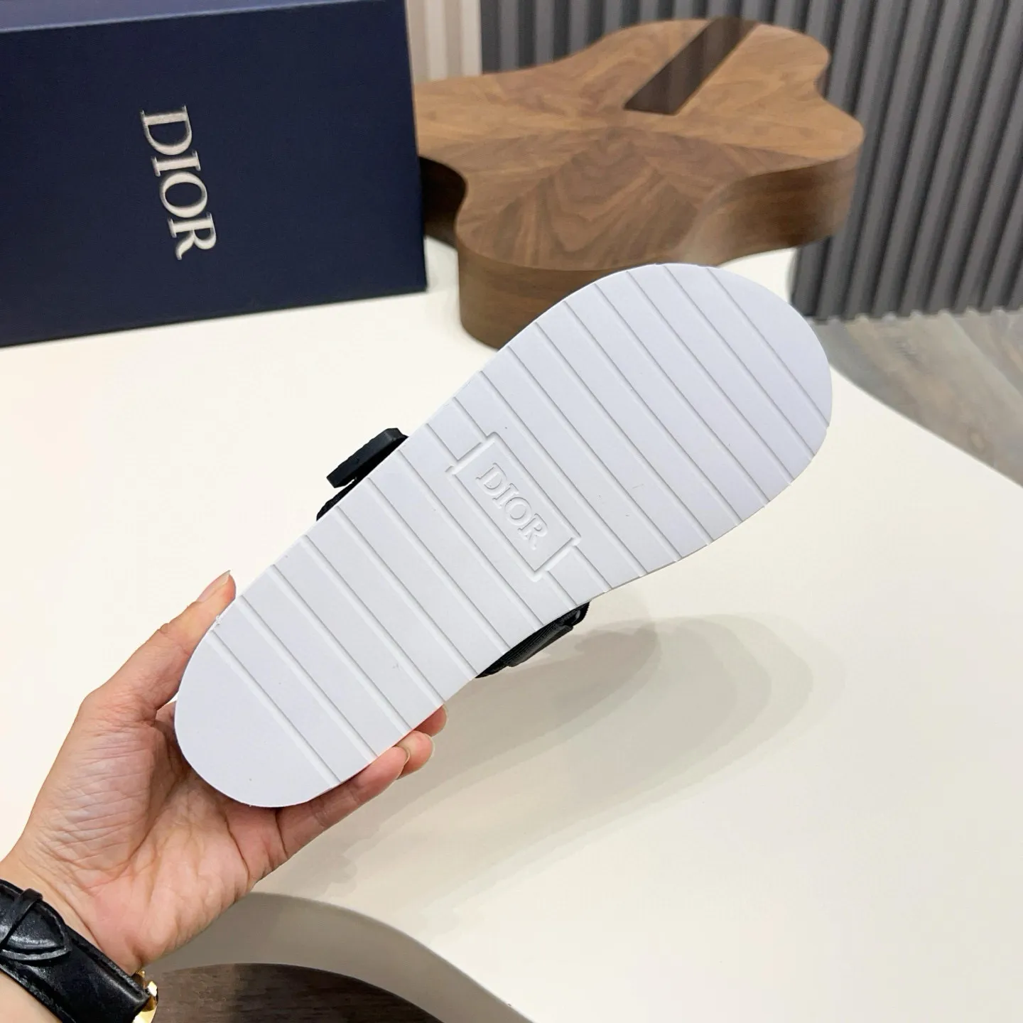 Factory price: 280💰Dior Alias ​​men's leather slippers. This Alias ​​sandal is a new summer product, showing a casual and elegant style. Carefully crafted from grained cow leather and Oblique printed fabric, with cowhide lining! Cross-strap design with metal-clad brass CD Diamond logo. The imported cowhide leather and rubber sole adds sophistication and comfort, while Oblique print-effect anti-slip panels add style. Size: 38-44 (45 customized)